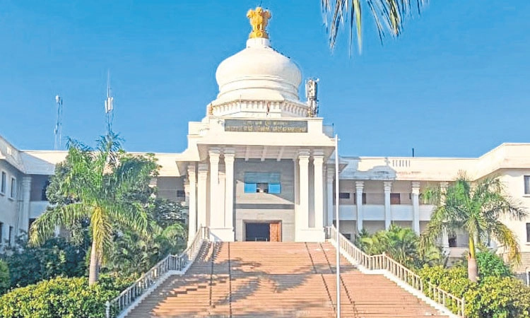 Chikkaballapur: ಬಿಕೋ ಎನ್ನುತ್ತಿದೆ ಜಿಲ್ಲಾಡಳಿತ ಕಚೇರಿ!
