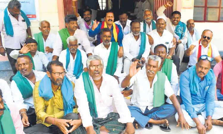 Protest: ಲೋಡ್‌ ಶೆಡ್ಡಿಂಗ್‌ ಖಂಡಿಸಿ ಧರಣಿ