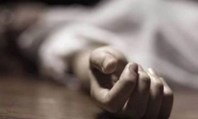 ಕುಡಿದ ಅಮಲಿನಲ್ಲಿ ರೈಲ್ವೆ ಹಳಿ ಬಳಿ ಮೂತ್ರ ವಿಸರ್ಜನೆಗೆ ತೆರಳಿದ್ದಾಗ ರೈಲಿಗೆ ಸಿಲುಕಿ ಸಾವು