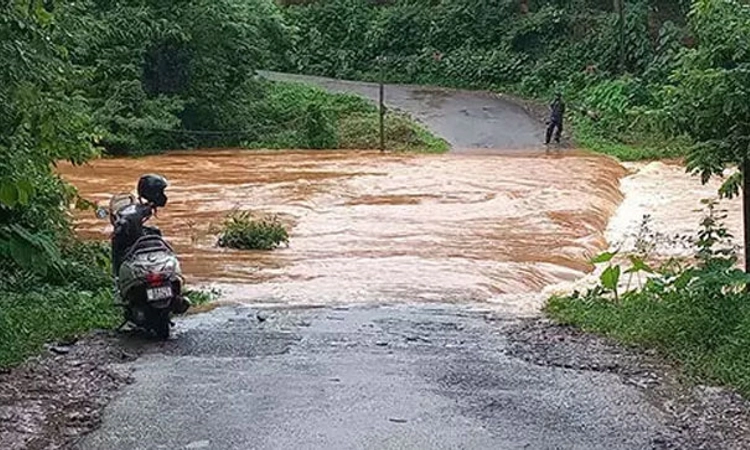 Puttur ಮುಳುಗು ಸೇತುವೆ ಸ್ಲ್ಯಾಬ್ ಕುಸಿತ: ಸಂಚಾರ ನಿಷೇಧ