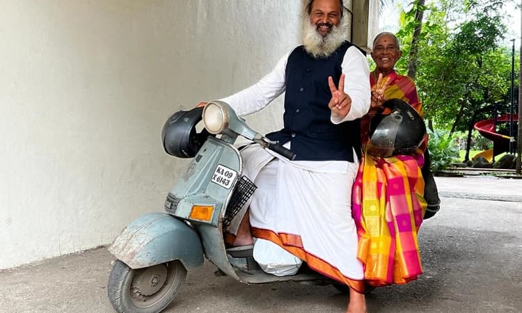 Panaji: ಹೆತ್ತ ತಾಯಿಯನ್ನು ಸ್ಕೂಟರ್ ನಲ್ಲೇ ದೇಶ ಸುತ್ತಿಸಿದ ಆಧುನಿಕ ಶ್ರವಣಕುಮಾರ