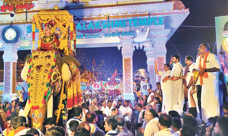 Uchila Dasara 2023: ವೈಭವದ ಶೋಭಾಯಾತ್ರೆ: ಯಾತ್ರೆಗೆ ಮೆರುಗು ತಂದ ಅಂಬಾರಿ ಹೊತ್ತ ಆನೆ !