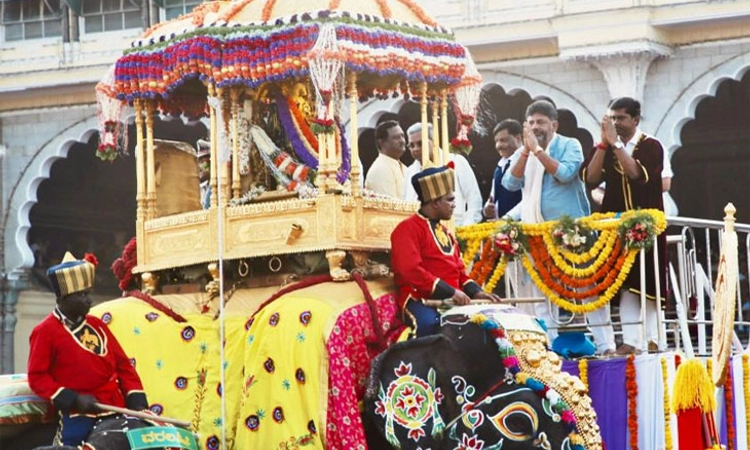 Mysuru: ಅಭಿಮನ್ಯು ಬೆನ್ನ ಮೇಲೆ ಅಂಬಾರಿ: ಕಣ್ಮನ ಸೆಳೆದ ಜಂಬೂಸವಾರಿ