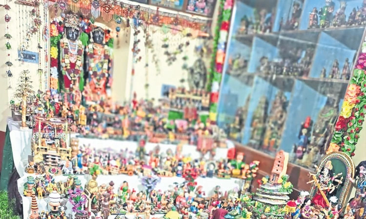 Dasara dolls: ಅಕ್ಕತಂಗಿಯರಿಂದ ದಸರಾ ಬೃಹತ್‌ ಬೊಂಬೆ ಹಬ್ಬ