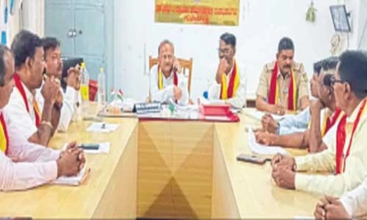 Guledagudda: ಅಧಿಕಾರಿಗಳ ಗೈರು; ಸಂಘಟನೆಗಳ ಆಕ್ರೋಶ