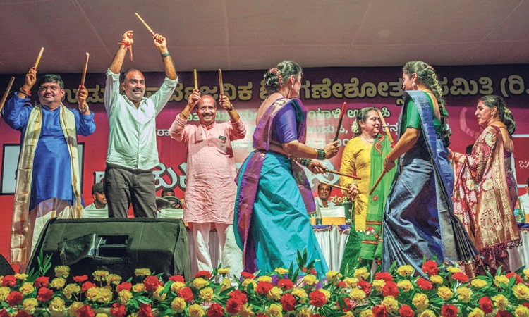 Udupi ಕಣ್ಮನ ಸೆಳೆದ ಉಡುಪಿ ದಾಂಡಿಯಾ ನೃತ್ಯ