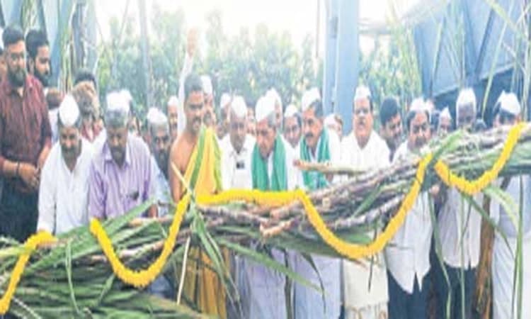 Kerur: ಸಕಾಲದಲ್ಲಿ ಕಬ್ಬು ಕಟಾವಿನಿಂದ ಇಳುವರಿ ಹೆಚ್ಚಳ