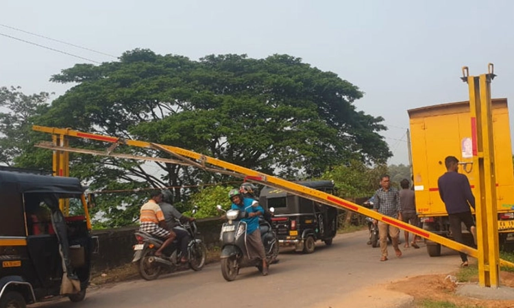 Bantwal; ಪಾಣೆಮಂಗಳೂರು ರೈಲ್ವೆ ಸೇತುವೆ ರಾಡ್ ಗೆ ವಾಹನ ಡಿಕ್ಕಿ: ತಪ್ಪಿದ ಅನಾಹುತ