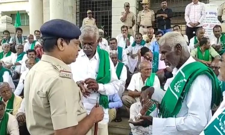 Ramanagar; ಡಿಸಿ ಕಚೇರಿ ಆವರಣದಲ್ಲಿ ಪೊಲೀಸರು ರೈತರ ನಡುವೆ ಮಾತಿನ ಚಕಮಕಿ
