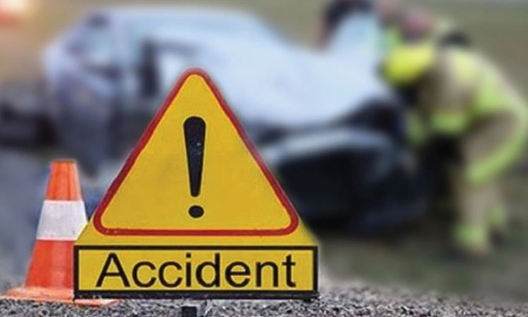 Road Mishap: ಡಿವೈಡರ್‌ಗೆ ಡಿಕ್ಕಿ ಹೊಡೆದ ಕಾರು ಅಪ್ಪಚ್ಚಿಯಾದರೂ ಇಬ್ಬರು ಪಾರು!