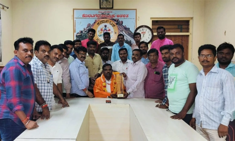 Koratagere: ಪತ್ರಕರ್ತರ ಸಂಘದಿಂದ ತಹಶೀಲ್ದಾರ್ ಮುನಿಶಾಮಿ ರೆಡ್ಡಿಗೆ ಬೀಳ್ಕೊಡುಗೆ