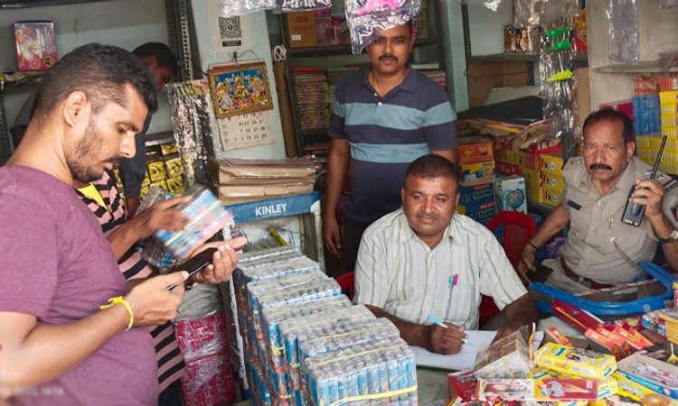 Gangavati: ಅಕ್ರಮ ಪಟಾಕಿ ದಾಸ್ತಾನು… ಅಧಿಕಾರಿಗಳ ದಾಳಿ, ಲಕ್ಷಾಂತರ ರೂ. ಪಟಾಕಿ ವಶಕ್ಕೆ