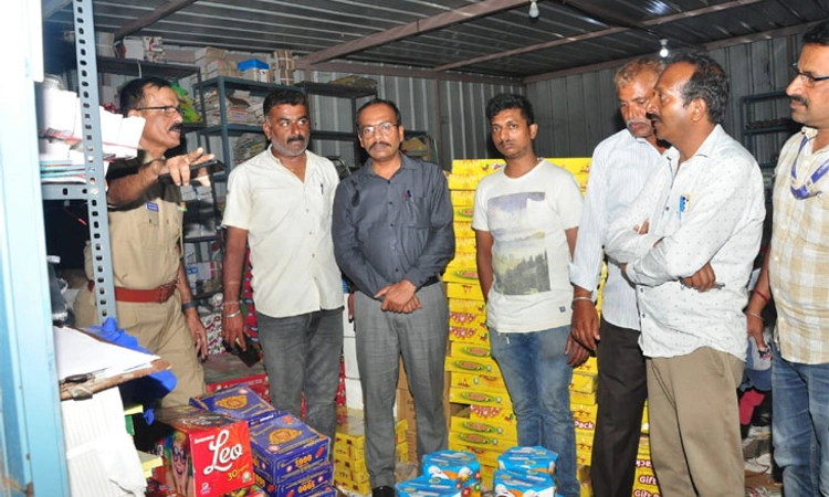 Hunsur: 11 ಲಕ್ಷ ರೂ. ಬೆಲೆ ಬಾಳುವ 2340 ಕೆಜಿ ಪಟಾಕಿ ವಶ; ಇಬ್ಬರು ವಶಕ್ಕೆ