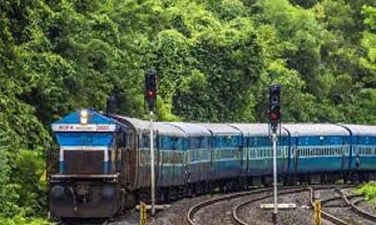 Train: ಲೈಂಗಿಕ ಕಿರುಕುಳ ವಿರೋಧಿಸಿದ ಯುವತಿಯನ್ನು ಚಲಿಸುತ್ತಿರುವ ರೈಲಿನಿಂದ ತಳ್ಳಿದ ದುರುಳ!