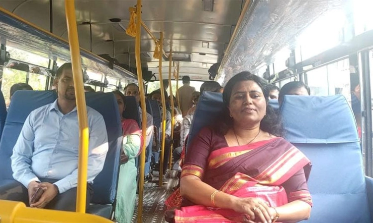 Karwar To Banavasiಸರ್ಕಾರಿ ಬಸ್‌ನಲ್ಲಿ ಪ್ರಯಾಣಿಸಿ ಸರಳತೆ ಮೆರೆದ ಜಿಲ್ಲಾಧಿಕಾರಿ ಗಂಗೂಬಾಯಿ