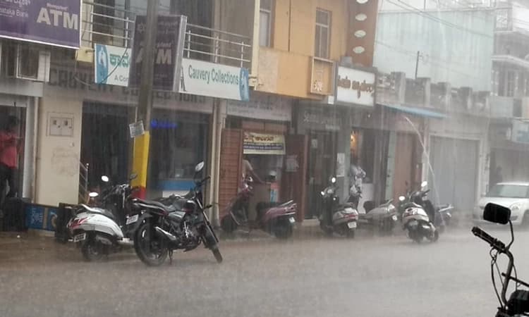 Rain: ಹುಣಸೂರು ತಾಲೂಕಿನಾದ್ಯಂತ ಗುಡುಗು ಸಹಿತ ಧಾರಾಕಾರ ಮಳೆ, ಜನಜೀವನ ಅಸ್ತವ್ಯಸ್ತ