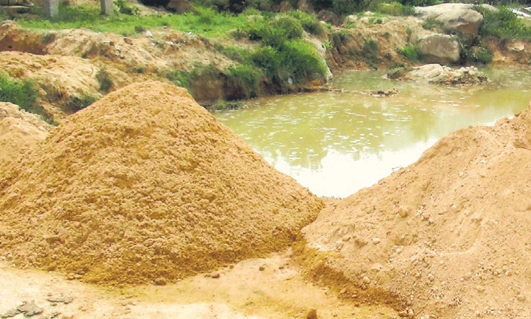 Illegal sand filter trade: ಕೃಷಿ ಭೂಮಿಯಲ್ಲೇ ಅಕ್ರಮ ಮರಳು ಫಿಲ್ಟರ್‌ ದಂಧೆ!
