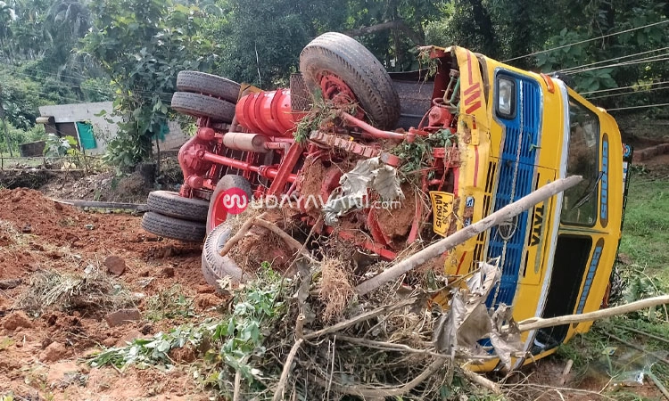 Bantwala: ಚಾಲಕನ ನಿಯಂತ್ರಣ ತಪ್ಪಿ ಹೆದ್ದಾರಿ ಬದಿಯ ಕಮರಿಗೆ ಉರುಳಿದ ಲಾರಿ