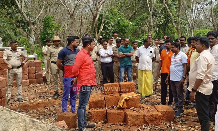 Forest Dept: ಅರಣ್ಯ ಪ್ರದೇಶದಲ್ಲಿದೆ ಎಂದು ಬಡಮಂದಿಯ ಮನೆ ಫೌಂಡೇಶನ್ ಕಿತ್ತೆಸೆದ ಅಧಿಕಾರಿಗಳು