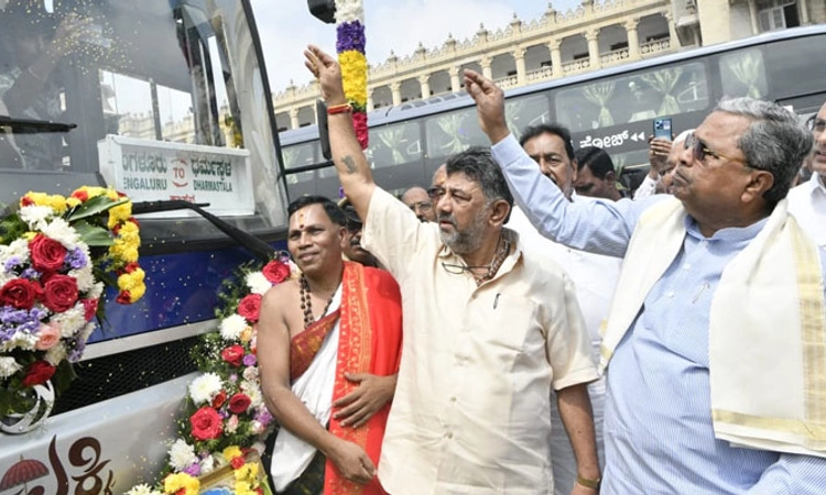 KSRTC ನೂತನ ಬಸ್ಸುಗಳಿಗೆ ಮುಖ್ಯಮಂತ್ರಿ ಸಿದ್ದರಾಮಯ್ಯ ಚಾಲನೆ