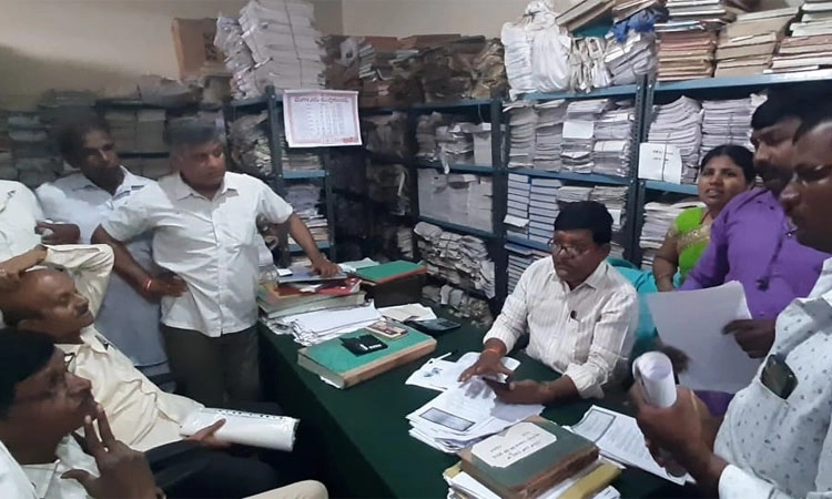 Kushtagi:ನಜರ್ ಚೂಕ್ ನಿಂದ ಎನ್.ಎ. ಭೂಮಿ ಇನ್ನೊಬ್ಬರ ಹೆಸರಿಗೆ ; ಉಪನೊಂದಣಾಧಿಕಾರಿ ಕರಾಮತ್ತು
