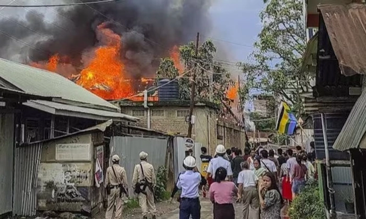 Manipur: 2 ಮನೆಗೆ ಬೆಂಕಿ, ಗುಂಡಿನ ದಾಳಿ