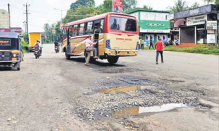 Karkala: ಬಂಡಿಮಠ ರಸ್ತೆ- ಗುಂಡಿ ತಪ್ಪಿಸಿ ಹೋಗೋದೇ ತಲೆನೋವು!