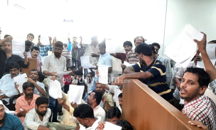 Mangaluru: ಇನ್ನೂ ಕೈ ಸೇರದ ಗುರುತಿನ ಚೀಟಿ: ಬೀದಿ ಬದಿ ವ್ಯಾಪಾರಿಗಳಿಂದ ಪಾಲಿಕೆಗೆ ಮುತ್ತಿಗೆ
