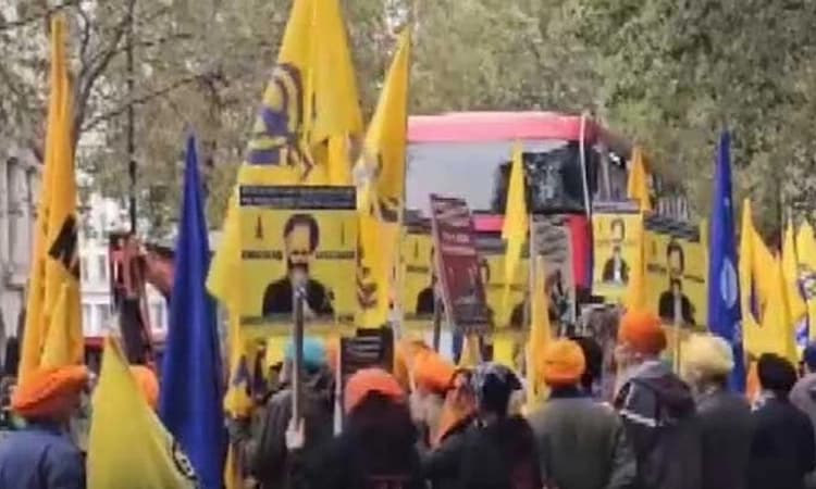 London:ಭಾರತೀಯ ರಾಯಭಾರ ಕಚೇರಿ ಹೊರಗೆ ತ್ರಿವರ್ಣ ಧ್ವಜಕ್ಕೆ ಖಲಿಸ್ತಾನಿ ಬೆಂಬಲಿಗರಿಂದ ಬೆಂಕಿ