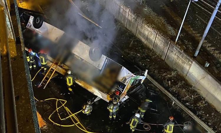 Tourist Bus: ಸೇತುವೆಯಿಂದ ವಿದ್ಯುತ್ ತಂತಿ ಮೇಲೆ ಬಿದ್ದ ಪ್ರವಾಸಿ ಬಸ್… 21 ಮಂದಿ ಮೃತ್ಯು