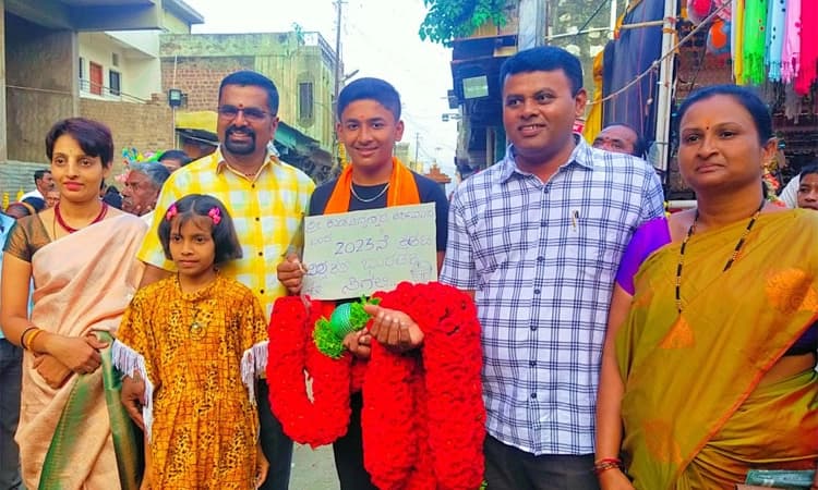 India ವಿಶ್ವಕಪ್ ಗೆಲ್ಲಲಿ ಎಂದು ಕಾಡಸಿದ್ದೇಶ್ವರರಿಗೆ ಹೂ ಮಾಲೆ ಅರ್ಪಿಸಿದ ಅಭಿಮಾನಿ