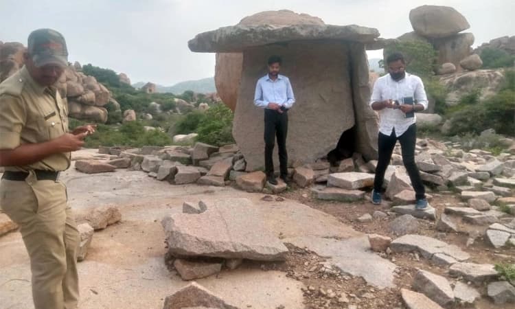Gangavathi ಎಚ್ ಆರ್ ಜಿ ನಗರದ ಗುಡ್ಡದಲ್ಲಿ ಶಿಲಾಮನೆಗಳು ಪತ್ತೆ: ಜಿಪಂ ಸಿಇಓ ಭೇಟಿ