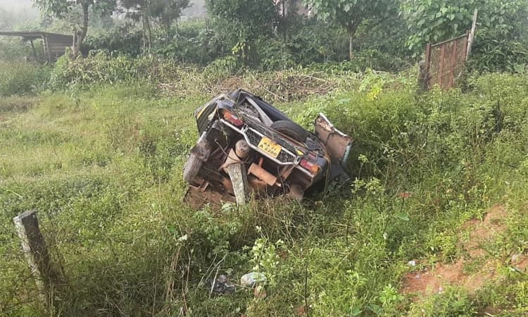Kottigehara: ದಟ್ಟ ಮಂಜು: ರಸ್ತೆ ಕಾಣದೆ ಆಟೋ ಪಲ್ಟಿ : ಚಾಲಕನಿಗೆ ಗಾಯ