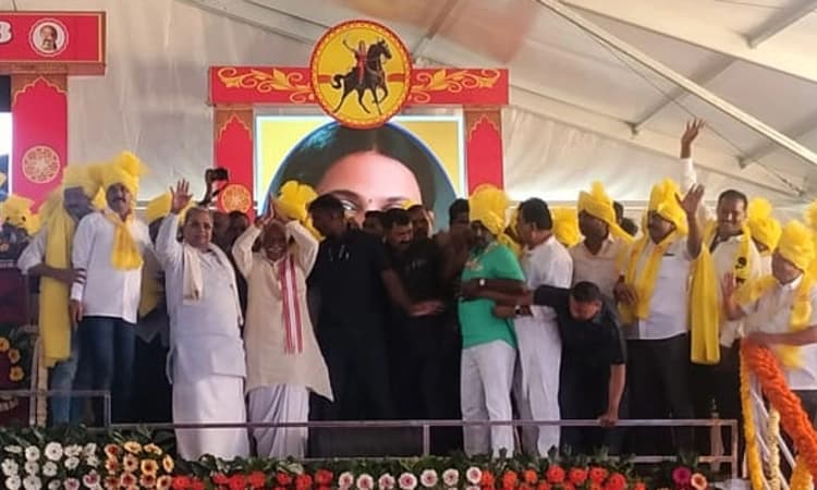 Belagavi; ಕುರುಬರ ಸಮಾವೇಶಕ್ಕೆ ಸಿದ್ದರಾಮಯ್ಯ ಬರುತ್ತಿದ್ದಂತೆ ಶಿಳ್ಳೆ, ಚಪ್ಪಾಳೆ