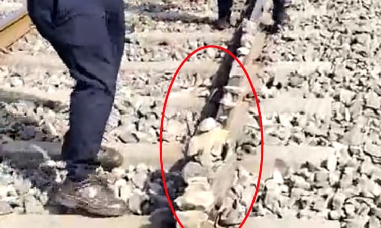 Railway Trackನಲ್ಲಿ ಕಲ್ಲುಗಳು, ರಾಡ್‌ಗಳು!: ವಂದೇ ಭಾರತ್ ಗುರಿಯಾಗಿರಿಸಿ ಕೃತ್ಯ; Video