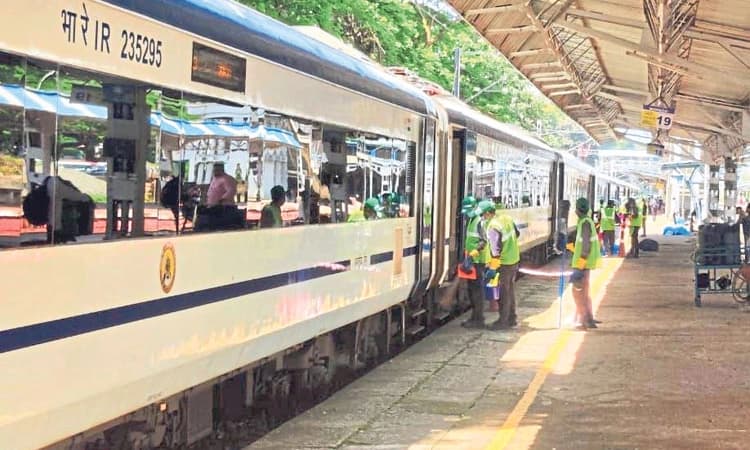 Mangaluru”14 ಮಿನಿಟ್ಸ್‌ ಮಿರಾಕಲ್‌’ ಯೋಜನೆ: ವಂದೇ ಭಾರತ್‌ ರೈಲಿನ ಸ್ವಚ್ಛತೆ