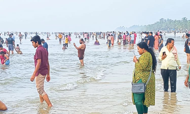 Malpe: ಸರಣಿ ರಜೆಯ ಹಿನ್ನೆಲೆ: ಕಡಲತೀರಕ್ಕೆ ಪ್ರವಾಸಿಗರ ಲಗ್ಗೆ