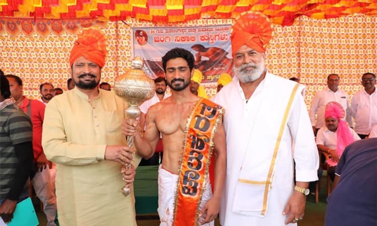 Actor; ‘ದೇಸಾಯಿ’ ಚಿತ್ರಕ್ಕಾಗಿ ಬಣ್ಣ ಹಚ್ಚಿದ ಅಥಣಿ ಶಾಸಕ ಲಕ್ಷ್ಮಣ ಸವದಿ