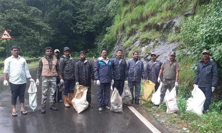 Cleaning: ಅರಣ್ಯ ಇಲಾಖೆ ವತಿಯಿಂದ ಚಾರ್ಮಾಡಿ ಘಾಟ್ ನಲ್ಲಿ ಸ್ವಚ್ಚತಾ ಕಾರ್ಯ