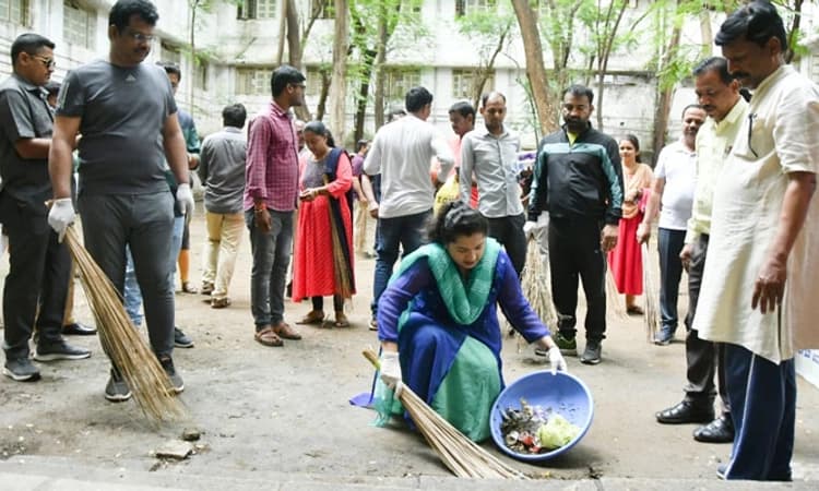 Kalabauragi; ಶ್ರಮದಾನ: ಕಾರಿಡಾರ್ ಸುತ್ತಾಡಿ ಕಸಗುಡಿಸಿದ ಡಿ.ಸಿ ಬಿ.ಫೌಜಿಯಾ ತರನ್ನುಮ್