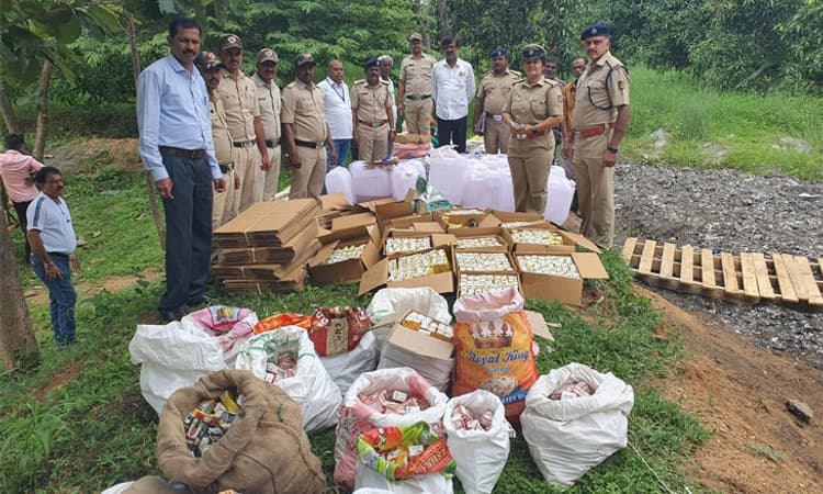Kunigal ;ಅಬಕಾರಿ, ಪೊಲೀಸರಿಂದ ಲಕ್ಷಾಂತರ ರೂ.ಮೌಲ್ಯದ ನಕಲಿ ಮದ್ಯ ನಾಶ