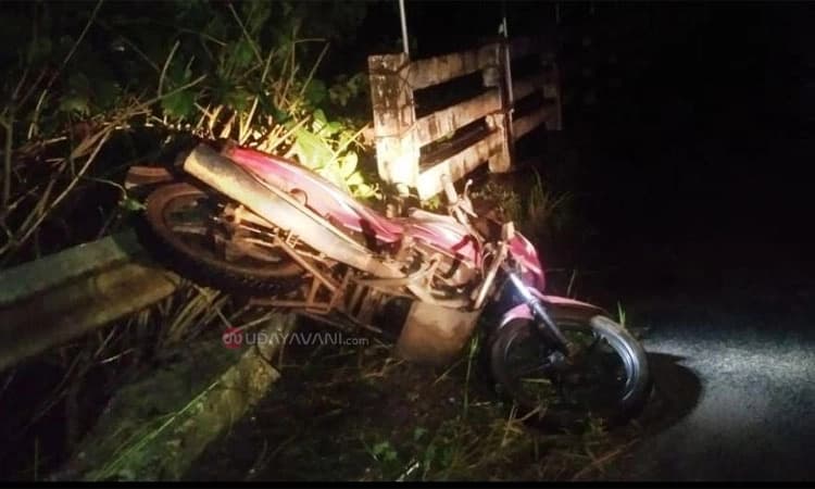 Vitla: ಬೈಕ್ ಸೇತುವೆಗೆ ಢಿಕ್ಕಿ; 40 ಅಡಿ ಆಳದ ನದಿಗೆ ಬಿದ್ದ ಸವಾರ