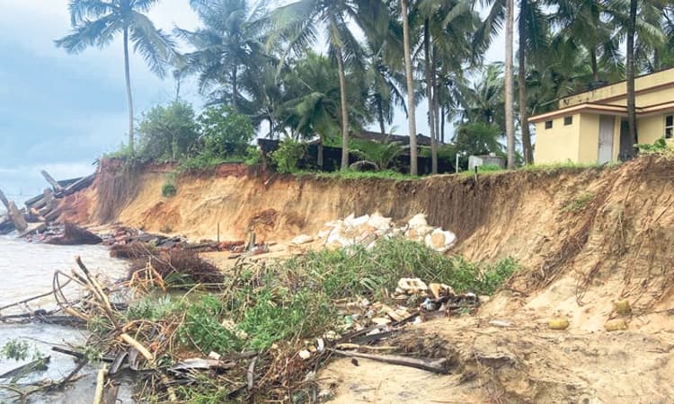 Ullal: ಕಡಲ್ಕೊರೆ‌ತ; ಅಪಾಯದಲ್ಲಿ ಮನೆಗಳು