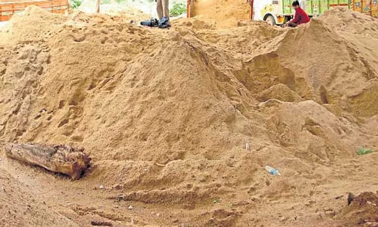 Ullal ಮರಳು ಅಕ್ರಮ ಸಾಗಾಟ ಲಾರಿ, ಚಾಲಕ ವಶಕ್ಕೆ