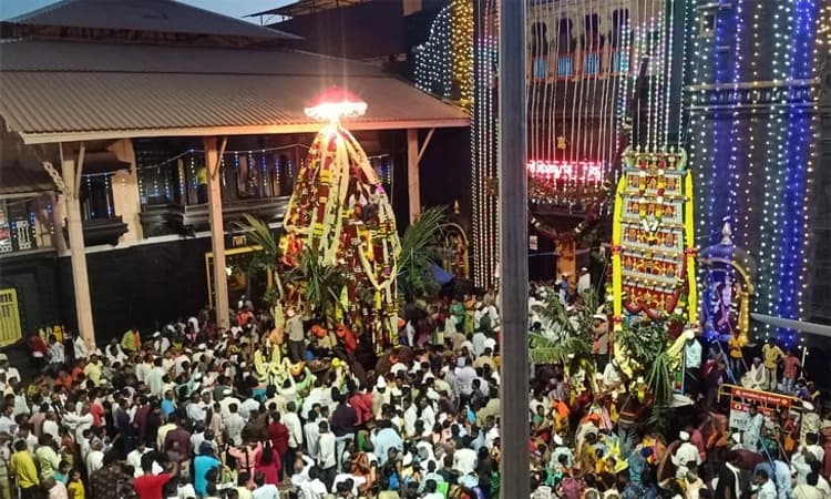 Mahalingpur ಮಹಾಲಿಂಗೇಶ್ವರ ಅದ್ದೂರಿ ರಥೋತ್ಸವ: ಲಕ್ಷಾಂತರ ಭಕ್ತರು ಭಾಗಿ