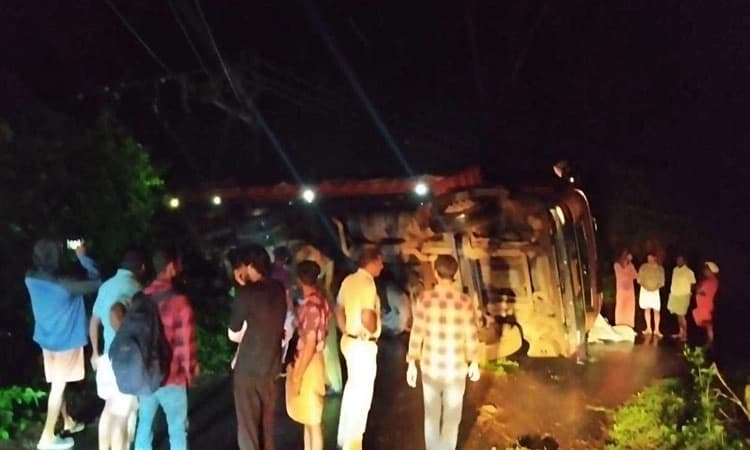 Aranthodu: ಮರದ ದಿಮ್ಮಿ ಸಾಗಿಸುತ್ತಿದ್ದ ಲಾರಿ ಪಲ್ಟಿ