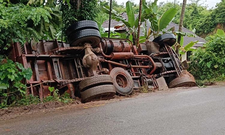 Belthangady ಚಾಲಕನ ನಿಯಂತ್ರಣ ತಪ್ಪಿ ಕೆಂಪು ಕಲ್ಲು ಸಾಗಾಟದ ಲಾರಿ ಪಲ್ಟಿ