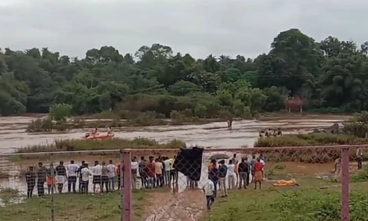 Sringeri; ತುಂಗಾ ನದಿಯ ನಡುಗಡ್ಡೆಯಲ್ಲಿ ಸಿಲುಕಿದ ಇಬ್ಬರ ರಕ್ಷಣೆ