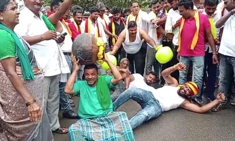 Karnataka Bandh: ಕಾವೇರಿಗಾಗಿ ಕಾಫಿನಾಡಲ್ಲಿ ತೀವ್ರಗೊಂಡ ಹೋರಾಟ.. ಅರೆಬೆತ್ತಲೆ ಉರುಳು ಸೇವೆ