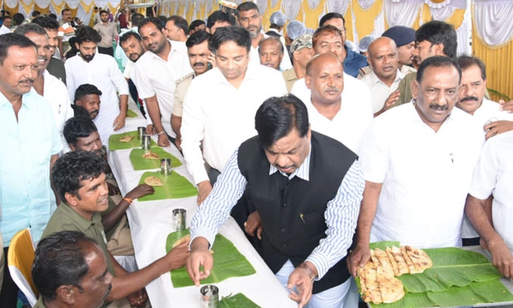 Mysore: ಮಾವುತರು ಮತ್ತು ಕಾವಾಡಿಗರ ಕುಟುಂಬದವರಿಗೆ ಉಪಹಾರ ಕೂಟ